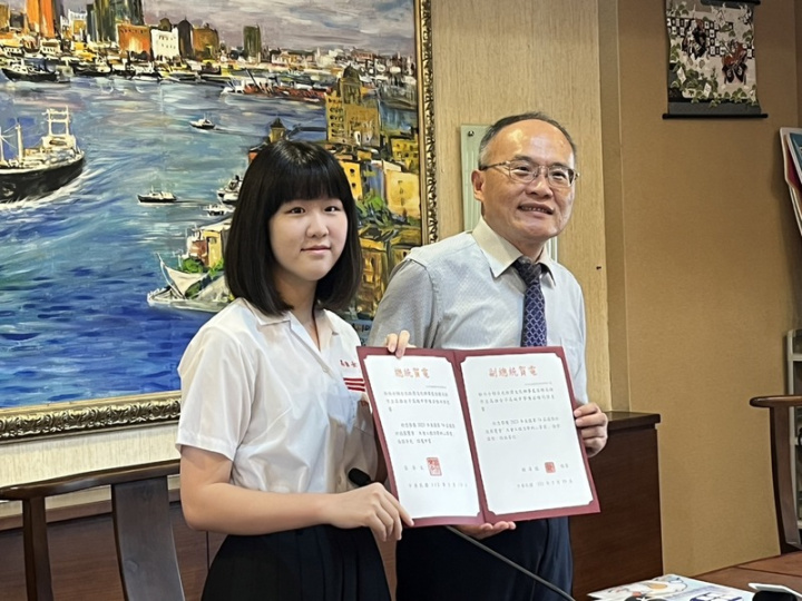 高雄女中畢業生陳若雅（左）參加2023年美國Regeneron國際科技展覽會（Regeneron ISEF），獲工程力學科大會二等獎，校長鄭文儀（右）鼓勵她持續研究、創作。