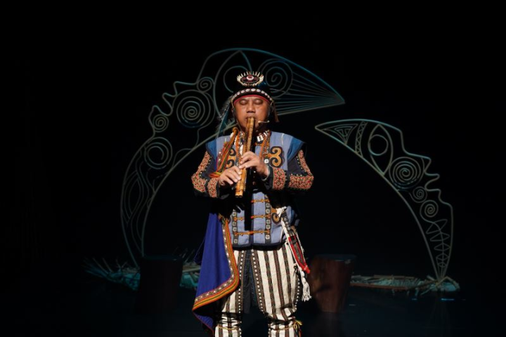 排灣族口、鼻笛悠揚的古調開啟暑假的序幕，圖為結業藝生—伊誕．巴瓦瓦隆。