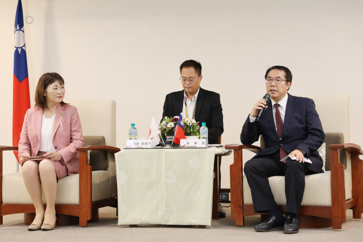 日本茨城縣土浦市長安藤真理子（前左）及議長島岡宏明，21日拜會台南府會，由台南市長黃偉哲（前右）、台南市議會副議長林志展接待。（台南市政府提供）