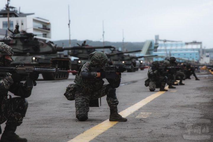 守備部隊運用M60A3戰車、拖式飛彈車及反裝甲武器，採步戰協同方式對進犯之敵發起反擊作戰。（軍聞社記者陳彥樺攝）