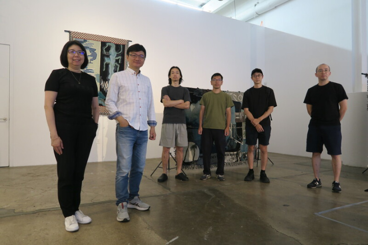 台美合作的「創世熱」特展6日在紐約長島市文化實驗場登場，（右起）藝術家吳其育、李亦凡、張立人、林子桓和策展人吳達坤、駐紐約台北文化中心主任張惠君合影。