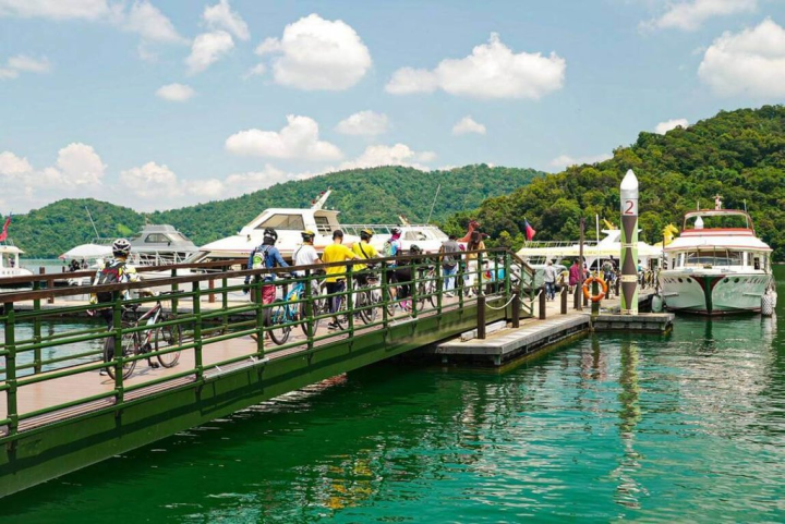 日月潭自行車主題日10月14日將在向山遊客中心舉行，今年新增全新「船騎挑戰」活動，參加者騎自行車環繞半個日月潭，再搭接駁船回起點，體驗不一樣的單車樂趣。圖為活動示意圖。（日月潭國家風景區管理處提供）