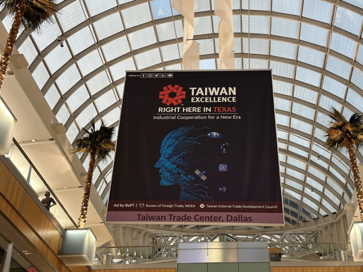 美國德州達拉斯地區經貿快速成長，中華民國對外貿易發展協會也嗅到商機，貿協達拉斯台灣貿易中心今年6月正式成立，圖為掛在達拉斯台貿中心開幕典禮附近商場的廣告海報。