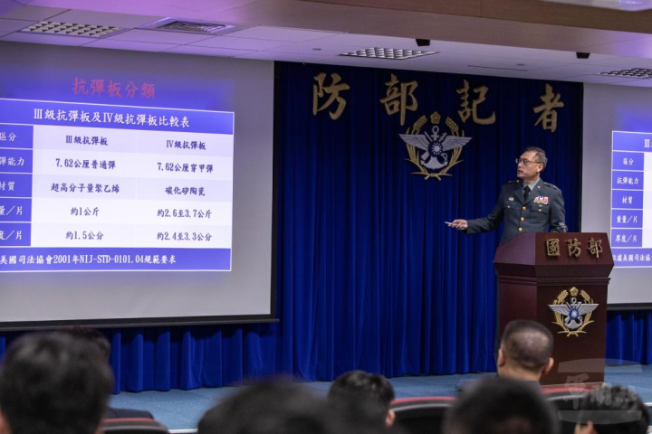 軍備局第205廠廠長潘少將說明國軍三級抗彈板測試。（軍聞社記者周力行攝）