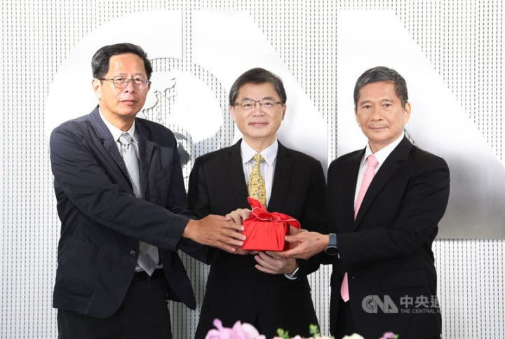 Liu Ka-shiang (left) hands the official chairman's seal to Lee Yung-te (right) at a ceremony Monday. CNA photo July 4, 2023