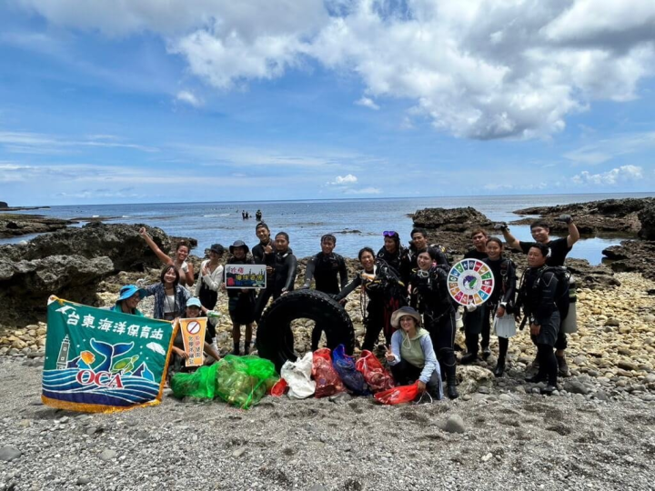 台東縣環保局和海保署、潛水業者攜手居民在蘭嶼母雞岩淨灘，共清出213公斤海洋廢棄物。（台東縣政府提供）
