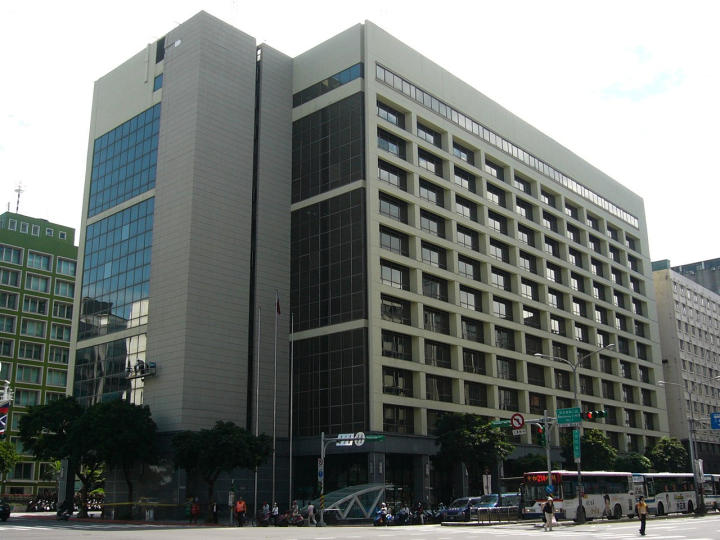 圖為勞動部所在的臺北市志清大樓。（圖取自維基百科，作者：Solomon203 ，CC BY-SA 3.0)