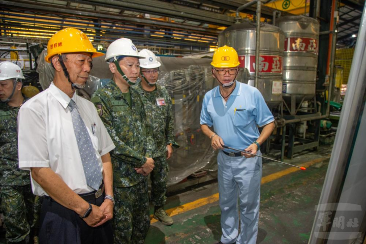 「自強39號演習」軍需工業動員生產轉換演練，全動署副署長馬少將實地瞭解生產實況。（軍聞社記者莊家宏攝）