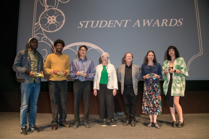 來自台灣、在加州大學洛杉磯分校（UCLA）攻讀動畫碩士的曾智旌（左3）短片作品在學生影展獲獎。右3為系主任、「辛普森家庭」（The Simpsons）單集導演席茨（Chuck Sheetz）。（曾智旌提供）