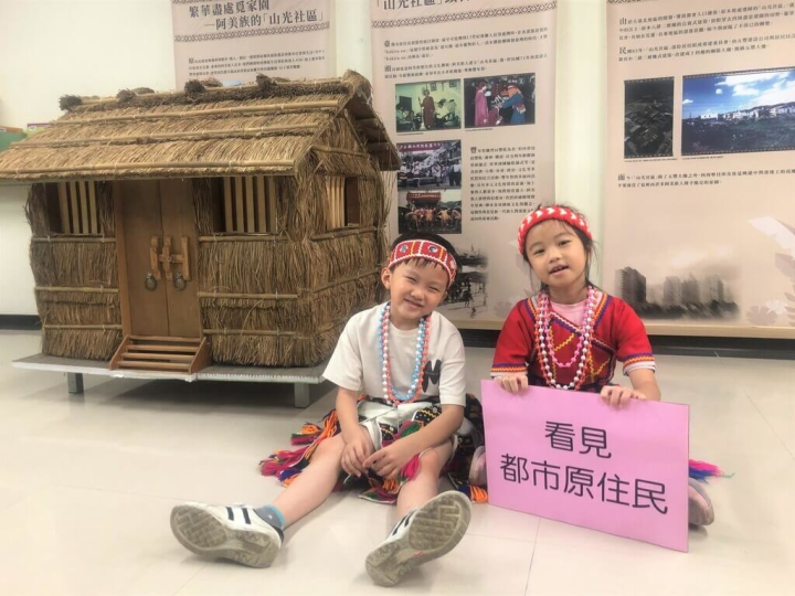 新北市立圖書館汐止大同分館8月推出「看見都市原住民」系列活動，館內復刻阿美族傳統家屋，展現原鄉文化及風貌。（新北市立圖書館提供）