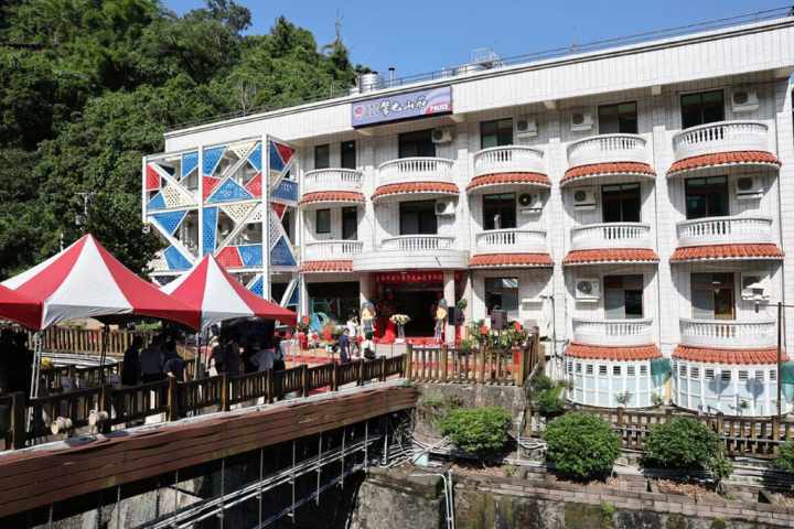 台南市警察局經管的關子嶺警光山莊擁有溫泉設施，受泡湯客喜愛，經封閉整修，8月1日恢復營運。（台南市政府提供）