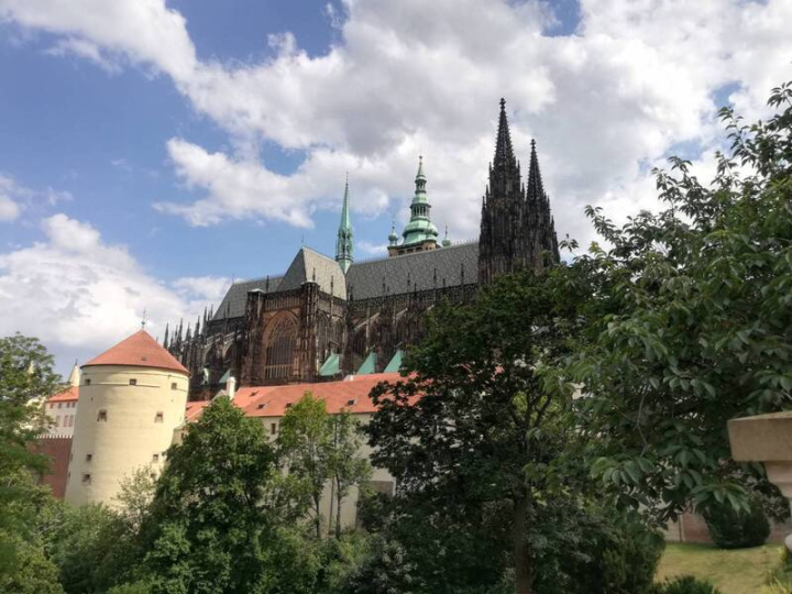 捷克首都布拉格被喻為「百塔之城」，隨處可見尖塔及紅瓦建物，更有人形容在布拉格看到的尖塔，就像在台灣看到的超商一樣多。