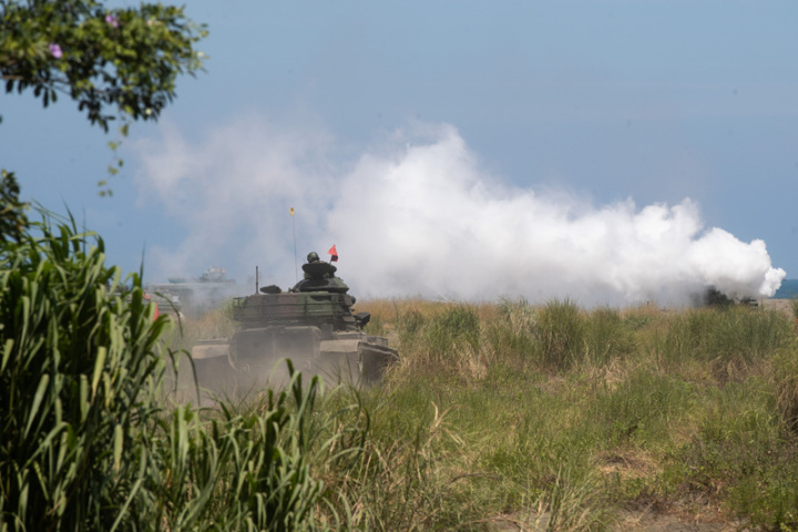漢光演習在即，軍方13日於八里海灘舉行首次反登陸作戰預演，圖為裝甲車輛在煙幕掩護下挺進。