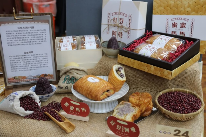 農糧署表示，2023年國產紅豆烘焙創意競賽得獎產品，伴手禮及麵包各30款，即日起在業者烘焙店限時上市至9月底。（農糧署提供）