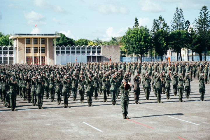 入伍生宣誓代表，引領三軍九校院入伍生齊聲宣誓，展現出高昂的士氣。（軍聞社記者林庭暉攝）