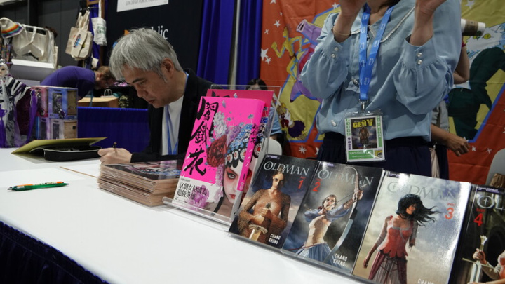 漫畫家常勝在聖地牙哥動漫展（San Diego Comic-Con）台灣書院的攤位上為讀者簽名。攤位上放置的是常勝作品「閻鐵花」及「奧德曼」（OLDMAN）。