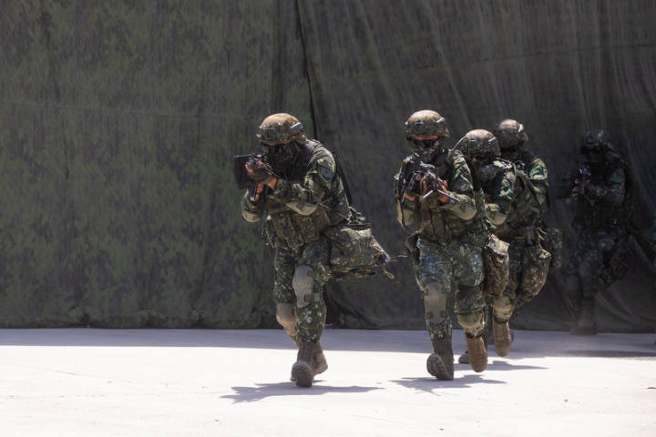漢光演習在即，軍方13日於八里海灘舉行首次反登陸作戰預演，圖為挖子尾營區官兵接獲作戰命令後全副武裝準備接戰。