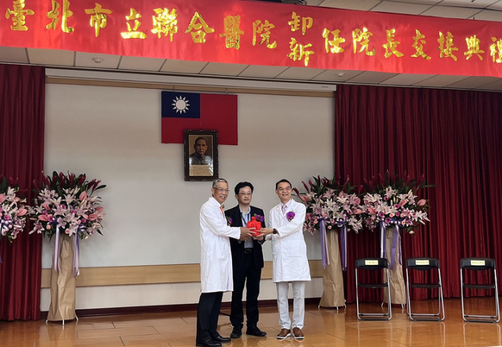 台北市立聯合醫院總院長璩大成（右）屆齡退休，由原副總院長蕭勝煌（左）接任總院長，17日正式交接，由台北市衛生局長陳彥元（中）監交。