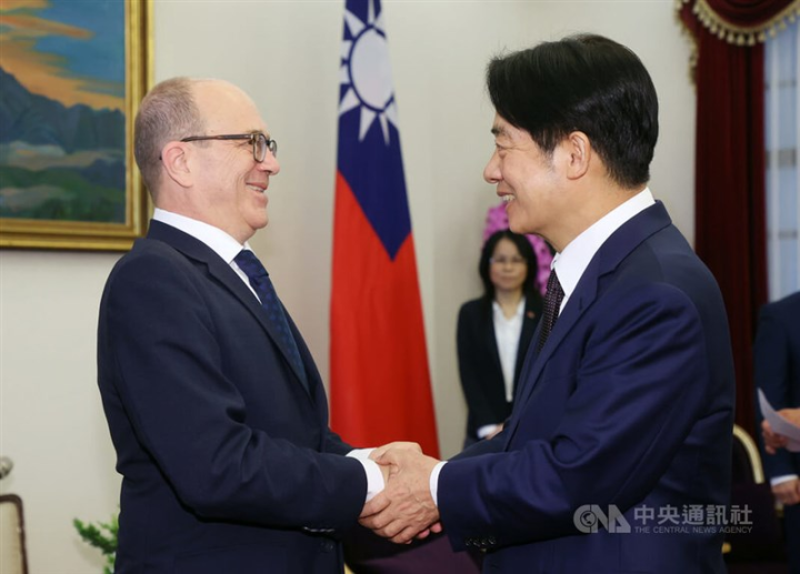 Vice President Lai Ching-te (right) shakes hands with French Senate Committee on Foreign Affairs, Defense and the Armed Forces Senator André Gattolin (left) at the Presidential Office in Taipei Monday.