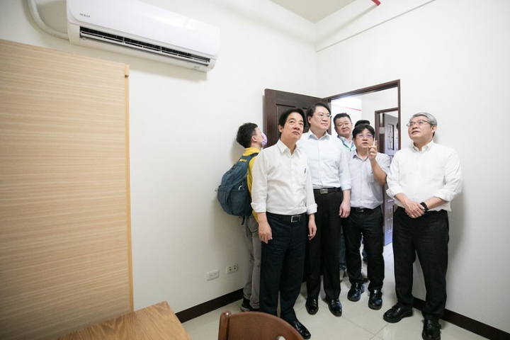 副總統在內政部長林右昌等陪同下參觀樣品屋