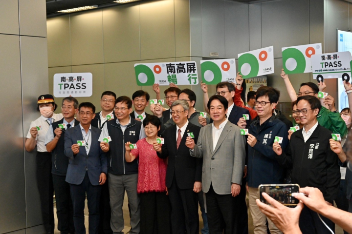 行政院長陳建仁出席「南高屏TPASS通勤月票上線記者會」