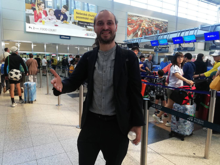 中華航空台北到捷克首都布拉格直航航線於18日啟航，捷克觀光局日本兼台灣辦事處主任巴士杰（中），日前隨華航首航布拉格的媒體團回到故鄉，用中文熱情介紹這座未曾在歷史戰火中受破壞的城市，並歡迎更多台灣民眾到捷克旅遊。