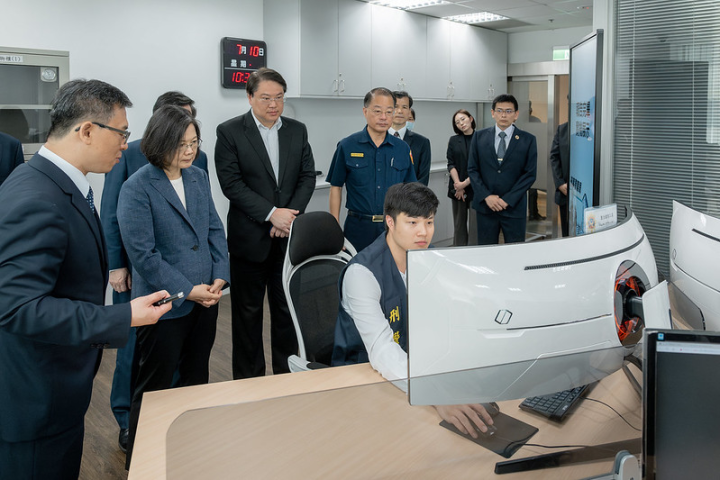 總統視察內政部警政署刑事警察局打詐工作執行情形