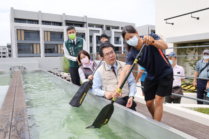 台南市安南水上運動訓練中心19日舉行啟用典禮，市長黃偉哲（前右2）出席，並體驗設施。（台南市政府提供）