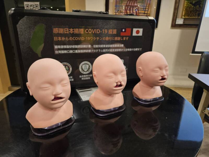 「國際唇顎裂研修醫師訓練計畫」提供全額獎學金協助日本、美國、立陶宛、斯洛伐克、捷克、波蘭醫師來台研修。圖為3D印製唇顎裂嬰兒模型，贈予首名結業醫師森田皓貴。