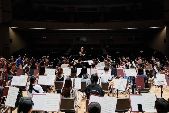 NSO Music Director Jun Märkl (standing) conducts the youth orchestra during a reheaesal at Northern Miaoli Art Center in this recent photo. Photo courtesy of NSO