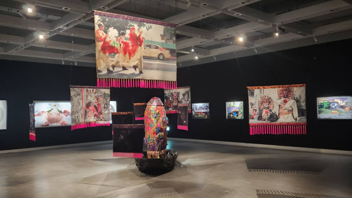 藝術家邱國峻近日於高雄市立美術館推出的「眾聲・嬉境－邱國峻個展」，可說是他集近幾年創作之大成。