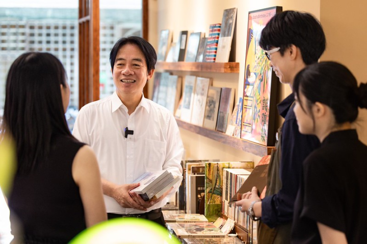 賴清德副總統10日上午前往奎府聚書店與「漫畫工作者」交流