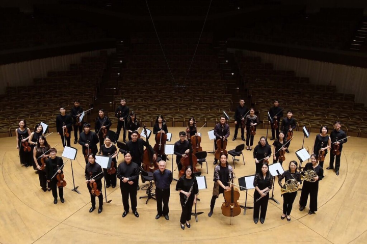 有台灣「現代民族音樂之父」稱號的已故作曲家郭芝苑逝世10週年，巴雀弦樂團（Camerata Taiwan）將舉辦2場紀念音樂會，帶領樂迷感受郭芝苑音樂中的生命故事，其中「時光之鏡」預計於28、29日登場，「拾光–郭芝苑紀念音樂會」則在30、31日舉行。（巴雀弦樂團提供）