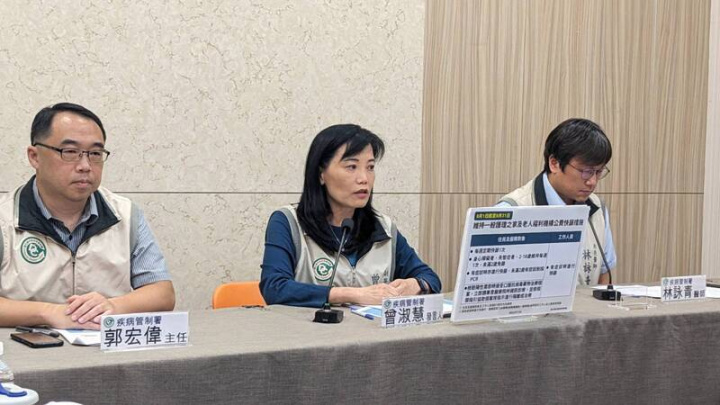 衛福部疾管署發言人曾淑慧（中）25日表示，COVID-19疫情較前週再降；但為避免發生機構群聚感染，再延長一般護理之家及老人福利機構定期篩檢措施至8月底。