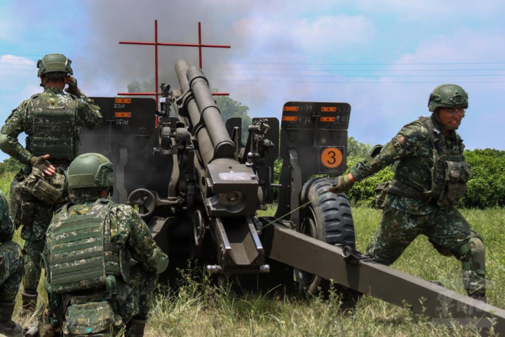陸軍砲兵第五八指揮部砲三營日前實施「105榴砲原級校正射擊」，以提升火砲精準度。（陸軍第十軍團提供）