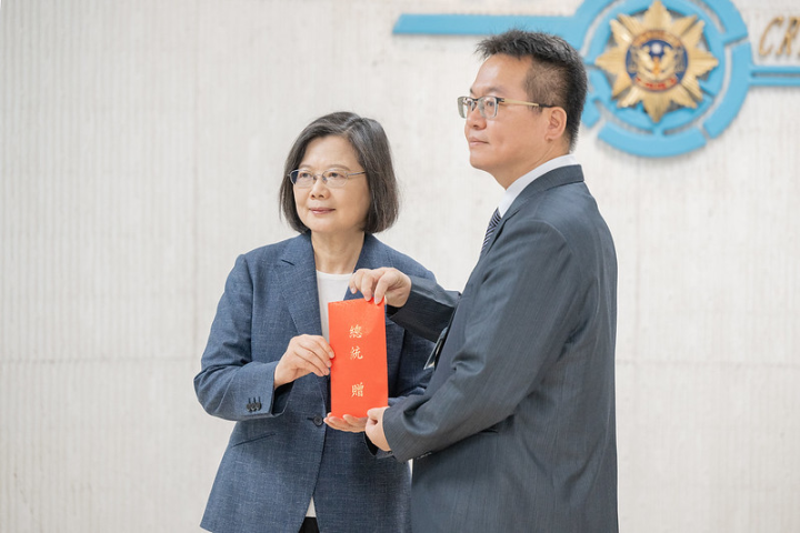 總統頒發慰勉金感謝警察同仁的付出