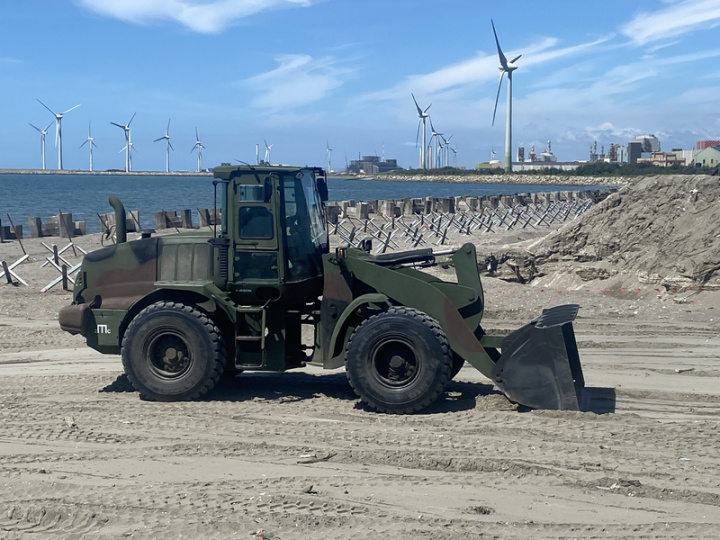 國軍「漢光39號演習」實兵演練24日展開，國軍第5作戰區在彰化伸港海灘實施「阻絕設置暨陣地編成」，陸軍工兵部隊駕駛推土機，在海灘上設置阻絕設施。