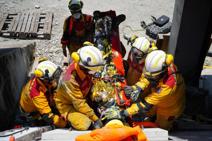 台南市政府消防局特種搜救隊7日至9日至內政部消防署竹山訓練中心參加國家搜救隊伍認證，取得中型搜救隊伍資格。（台南市消防局提供）