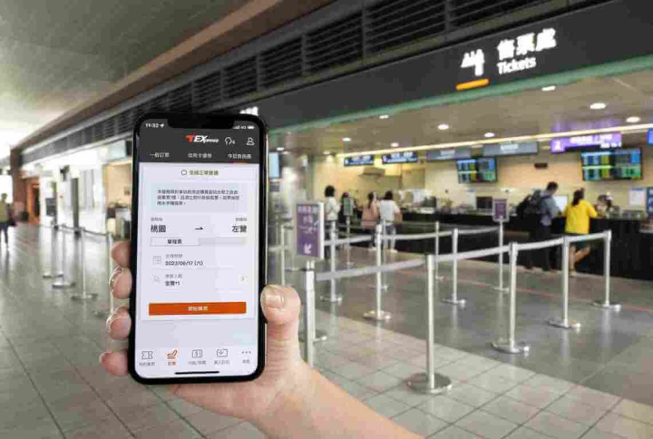 台灣高鐵公司3日指出，推出全新的自由座購票體驗，旅客在出發站的車站大廳內，即可透過手機「T-EX行動購票」App購買自由座車票。（台灣高鐵提供）