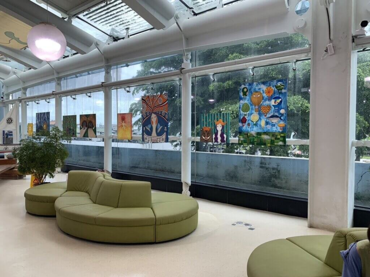 高雄師範大學美術系研究所學生、台東子弟程碧霞，以「藍海迷情」為主題，結合之前在畢業展中創作的台東印象油畫作品，於台東航空站舉行個展。（程文祥提供）