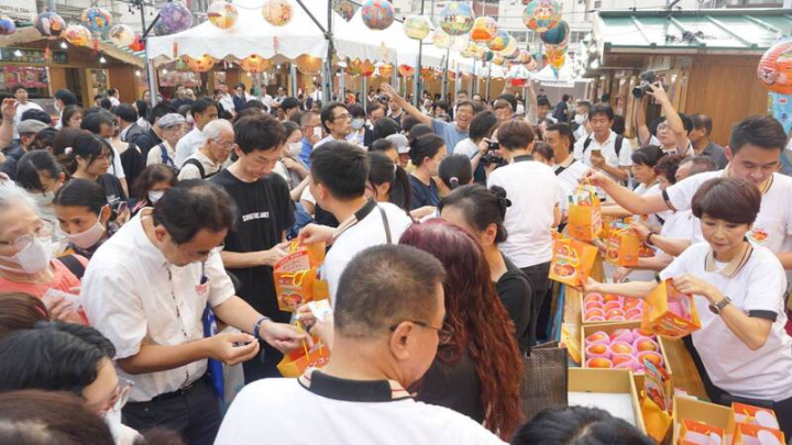 立法委員陳亭妃（右下角）與台南市議員等32人組團18日在東京鄰縣的神奈川縣橫濱市舉辦台南芒果宣傳活動，許多民眾獲贈芒果後直呼真幸運，有機會很想去台南旅遊。