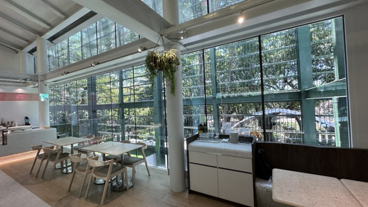 高雄壽山動物園推動「新動物園運動」，重新開放後迄今逾70萬人次造訪，園內的光室咖啡2日開幕。