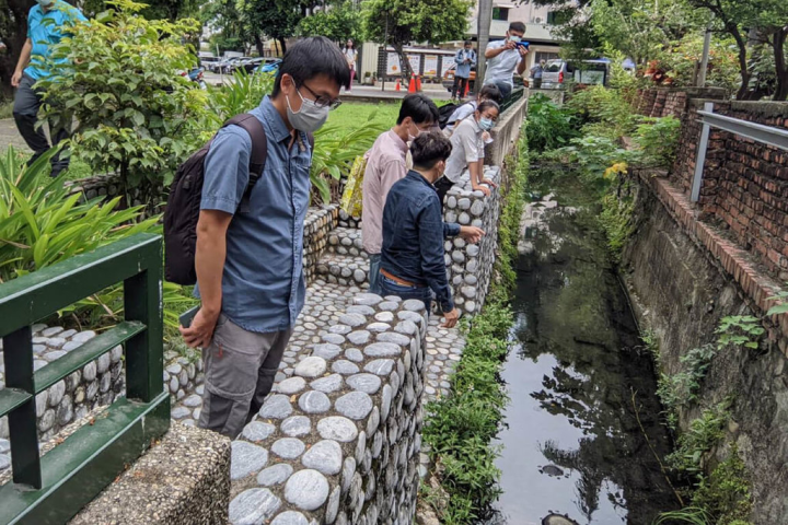 台南市政府都市發展局指出，福安坑溪為清代府城內的左分水，保留至今歷時近300年，僅存露明段位於中西區建興國中校園內與台南浸信會間，具穩定水源及魚類生態，將作為古河道重現第1個示範點。（台南市都發局提供）