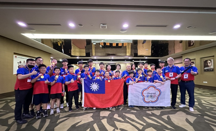 第19屆IMC國際數學競賽30日在新加坡舉行頒獎典禮，台灣學生表現優異，奪下22金31銀71銅。圖為獲得金牌的學生與老師等人合照。
