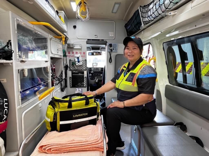 彰化縣消防局東區義消分隊隊員吳可芸，擔任義消8年，協助524件救護案件，獲選消防署全國救護志工菁英殊榮。（彰化縣消防局提供）