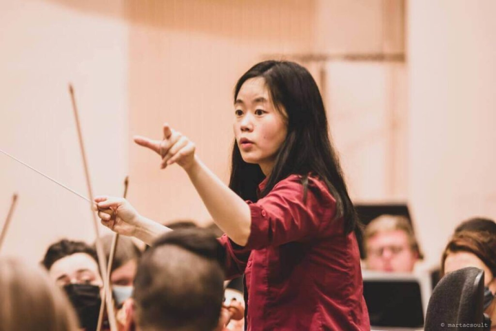 旅歐指揮林沂蓁活躍歐洲樂壇，6月剛客席德國一級劇院斯圖加特歌劇院，演出歌劇「唐喬望尼」；新樂季她將首度返國客席台北市立交響樂團。（林沂蓁提供）