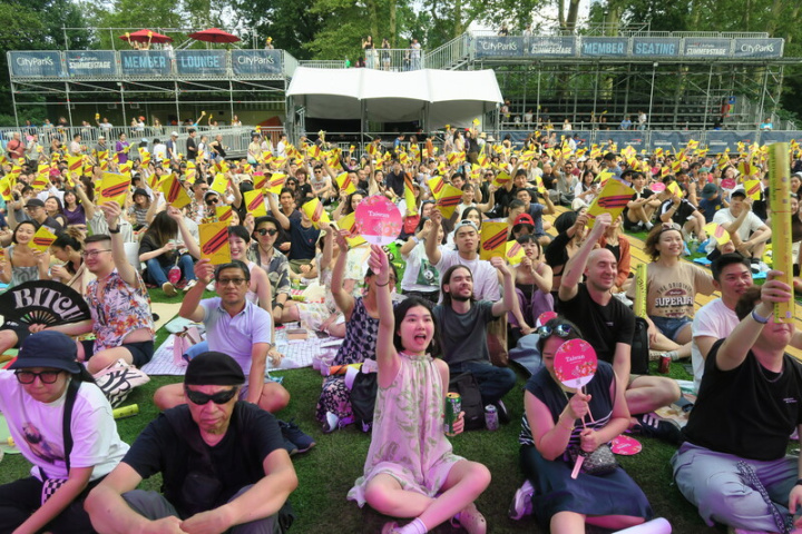 紐約中央公園夏日舞台音樂祭第5屆「台灣之夜」23日登場，數千名歌迷擠爆現場，草坪幾乎沒有走動空間。