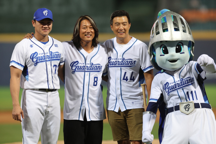 美籍韓裔好萊塢影星姜成鎬（Sung Kang）（左2）近期因個人行程訪台，19日晚間現身新莊棒球場為中華職棒賽事開球，同行者還包含好萊塢華裔演員及製片楊明燊（Brian Yang）（左3）。