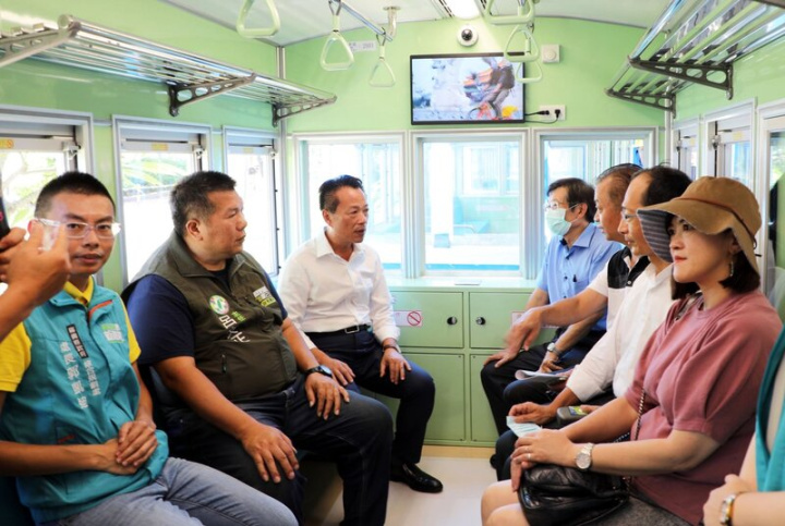 嘉義縣長翁章梁（左3）25日視察蒜頭糖廠五分車新 車廂並試坐，盼五分車延駛至故宮南院後，串聯嘉義 高鐵站等景點與建設，再創嘉義旅遊新亮點。