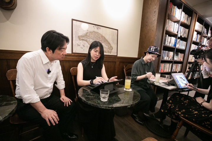 副總統與「漫畫工作者」交流